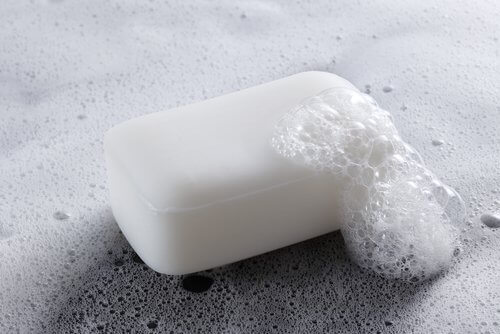 Sabão para recuperar o branco das roupas