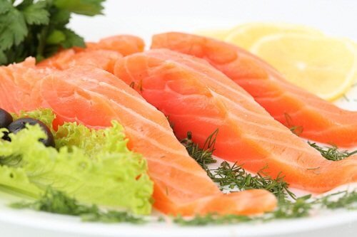 O salmão é um dos alimentos para manter os rins saudáveis