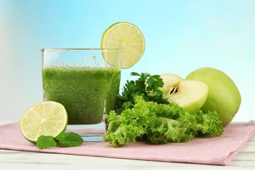 Suco verde para o café da manhã