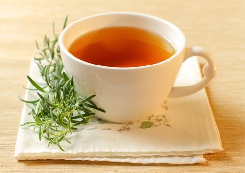 O chá de alecrim pode ajudar a tratar a acne