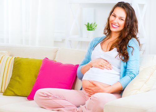 Mãe com bebê na barriga