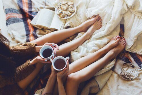 Amigas tomando café juntas para acabar com o estresse