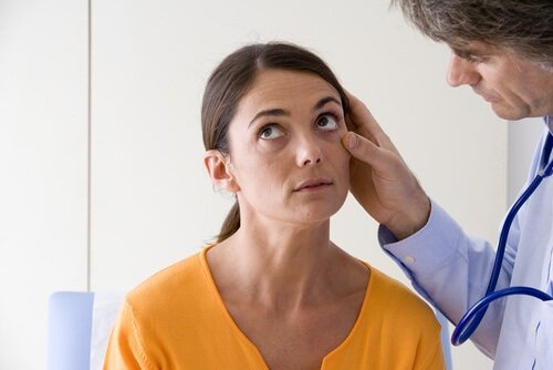 Sinal nos olhos de deficiência de ferro