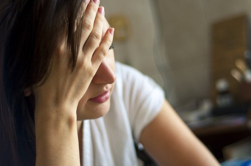 Mulher com dor de cabeça por causa de uma dieta vegana