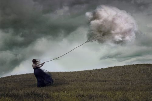 Representação da depressão maior através de mulher puxando uma nuvem pesada