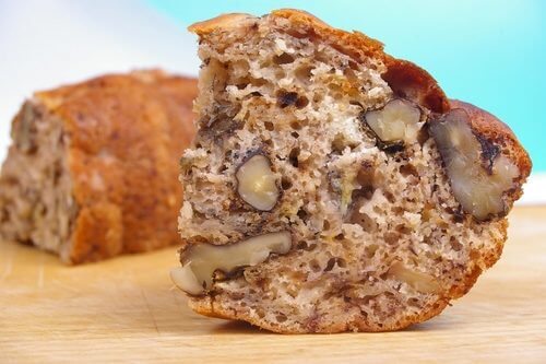 Pão de aveia, banana e nozes