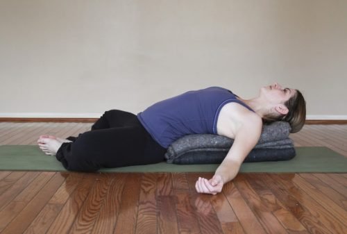 Postura de ioga contra cólicas menstruais