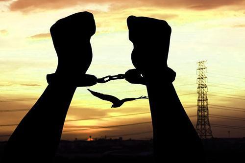Mãos presas por algemas
