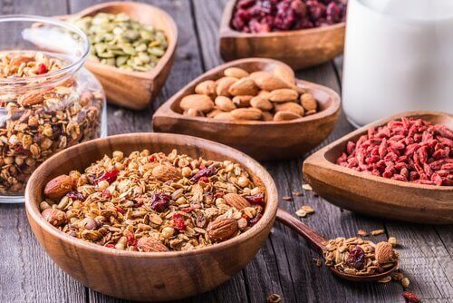 Consumir alimentos com fibras pode ajudar a diminuir o inchaço abdominal