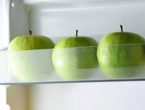 Maçã verde na geladeira