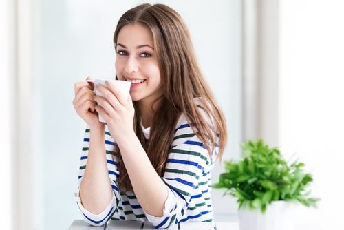 Mulher bebendo infusão de sementes de melancia