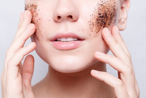 Esfoliar a pele pode ajudar a diminuir as rugas