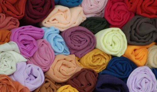 Como organizar as roupas para ter mais espaço no armário