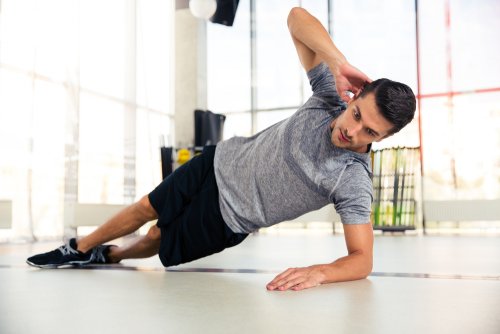 Exercício de push lateral para manter seu corpo em forma