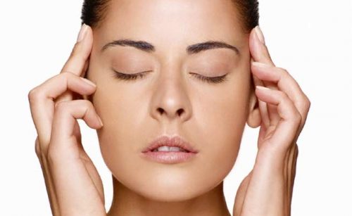 Massagem nas têmporas alivia os olhos