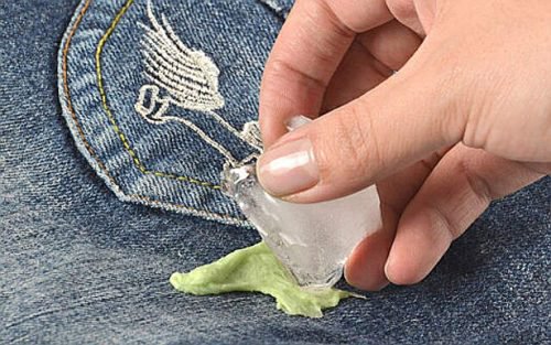 Gelo para eliminar manchas de chiclete das roupas