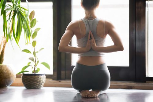 As posturas de ioga que aliviam as cólicas menstruais