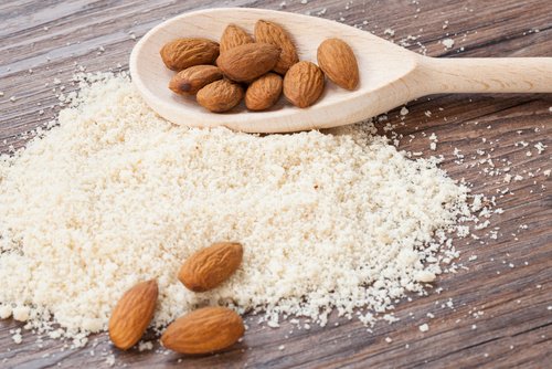Máscara de farinha de amêndoas e mel para o rosto