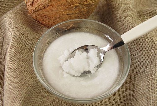Óleo de coco para limpar o rosto