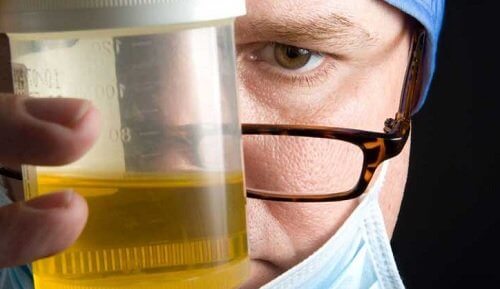 8 razões para o mau cheiro na urina