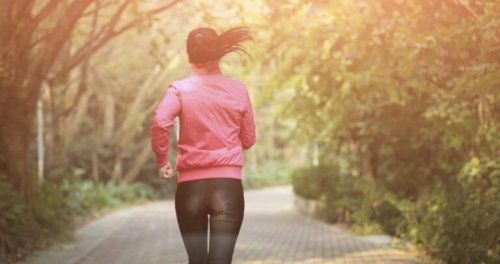Mulher fazendo rotina de exercícios