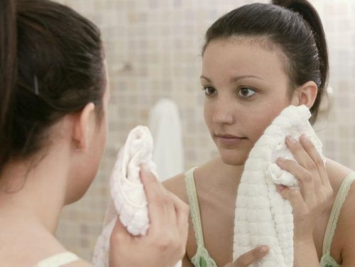 6 problemas internos que as espinhas no rosto nos indicam