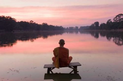 Homem meditando na palavra “Namastê”