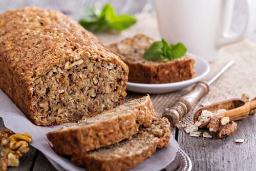 Delicioso pão de aveia, banana e nozes sem glúten e sem lactose