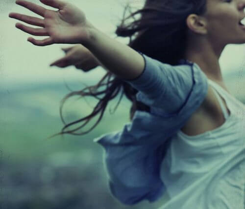 Mulher livre e em paz com ela mesma