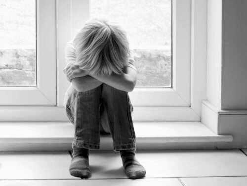 Menino triste com Síndrome de Asperger