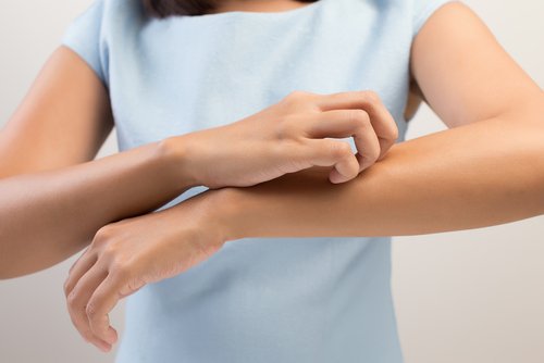 O que desencadeia o formigamento na pele e como curá-lo