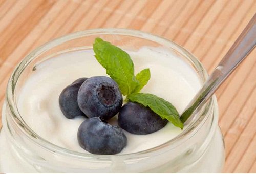 O iogurte ajuda a regular uma flora intestinal danificada