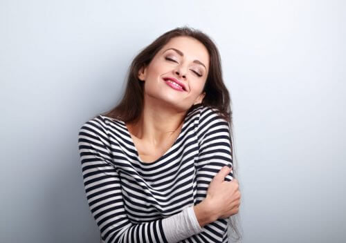 Mulher feliz livre de dor emocional