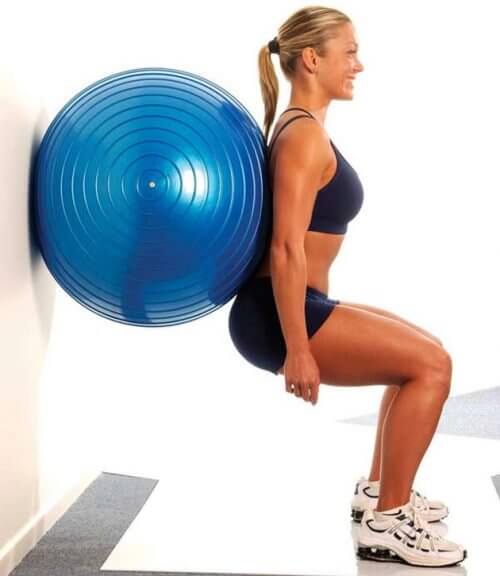 Moça fazendo exercícios para os glúteos