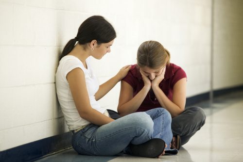Menina se fazendo de vítima com sua amiga