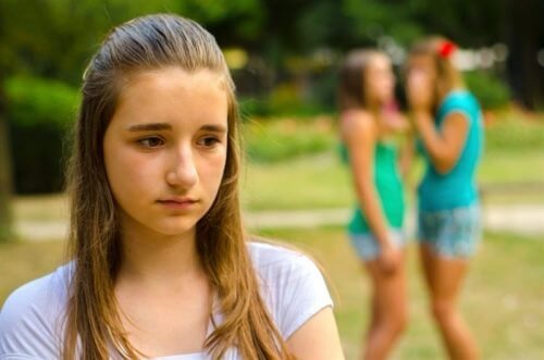 Menina sendo assediada pelo bullying das amigas