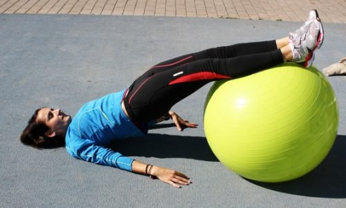 Mulher praticando exercícios para os glúteos