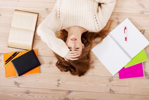 Mulher estressada prestes a sofrer surtos de raiva