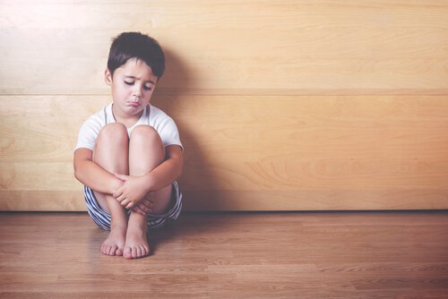 Menino triste por causa do bullying