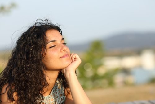Mulher feliz que conseguiu construir a resiliência