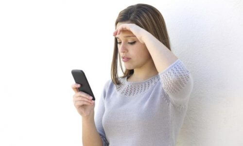 Mulher preocupada sem raiva