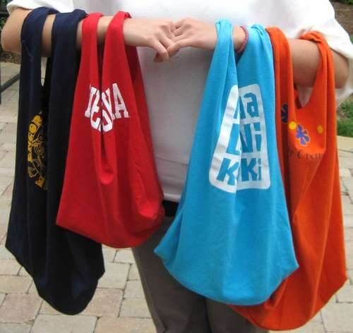 Bolsas feitas com camiseta reciclada