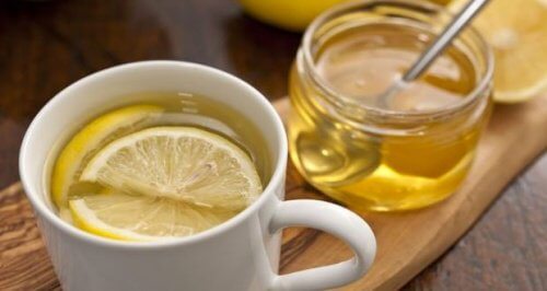 Infusão de mel e limão ajuda a aliviar a garganta ressecada