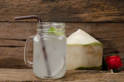 Água de coco para cuidar da pele durante a menopausa