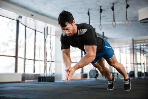 Homem fazendo exercícios