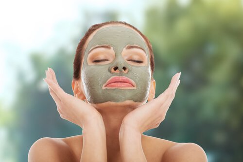 Máscara de argila verde para hidratar a pele seca