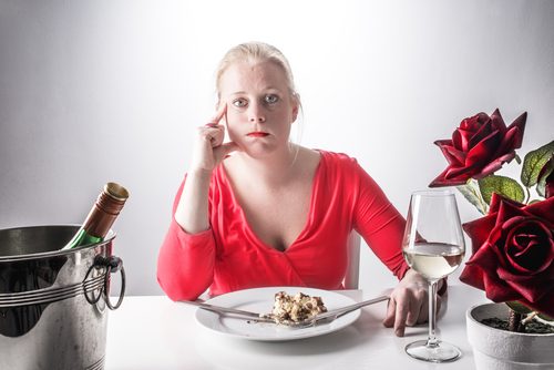 Mulher comendo para canalizar as emoções