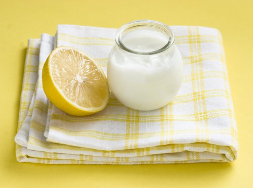 Iogurte e limão para minimizar as marcas no seu rosto