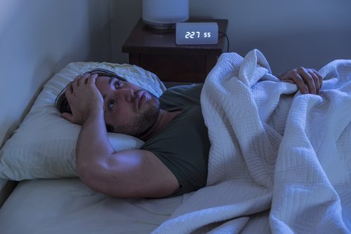 Homem com insônia porque sente solidão