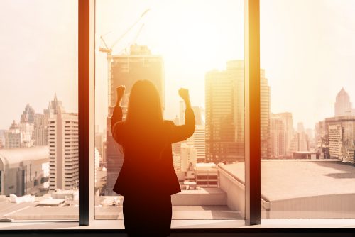 Mulher sozinha olhando o pôr do sol